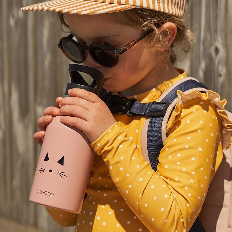 Kids drinking from liewood water bottle