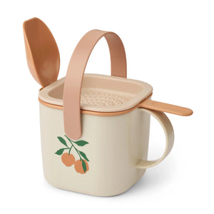 This sand set is a detachable soft handle that fits both the watering can and bucket.