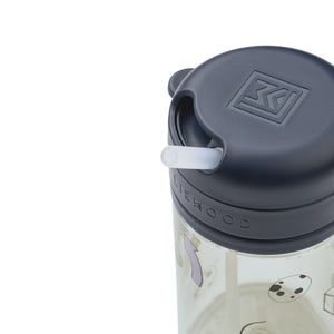 A close-up view focusing on the liewood lid of the straw cup, showcasing the textured twist-lock mechanism and the clear silicone straw.