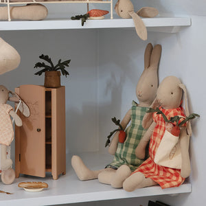 Maileg cute play shopping bag with plush carrots.