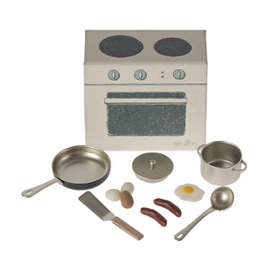 Miniature mouse kitchen set in decorated box.