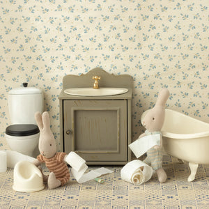 Vintage-style Maileg miniature bathroom sink with golden tap.