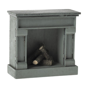 Thsi fireplace make any dollhouse look great