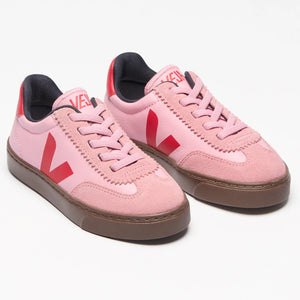 The Volley features integrated elastic laces for an easy and quick slip-on.