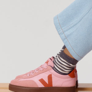A kid is wearing Veja Small Volley O.T. Leather - Guimauve Pekin Bark