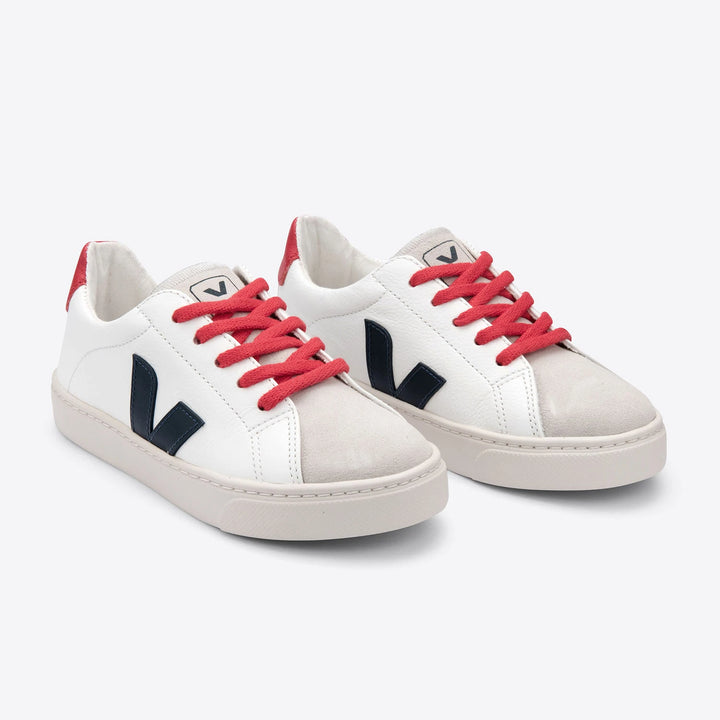 White Veja kids' sneakers with blue and red panels, VEJA logo, made with chrome-free leather and sustainable materials. 