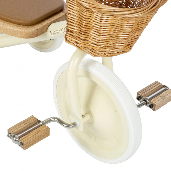 Close-up of the Banwood Trike's wicker basket and cream frame