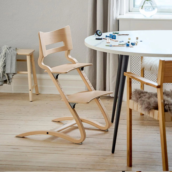 In this high chair stability is ensured by slightly curved legs