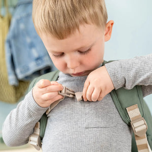 A one-click chest strap keep the backpack in place.