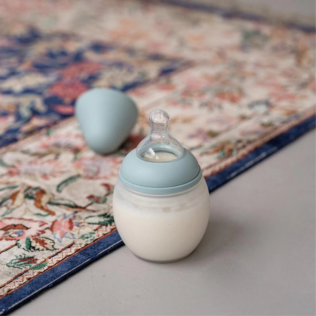 Lifestyle image of Elhee silicon baby bottle.