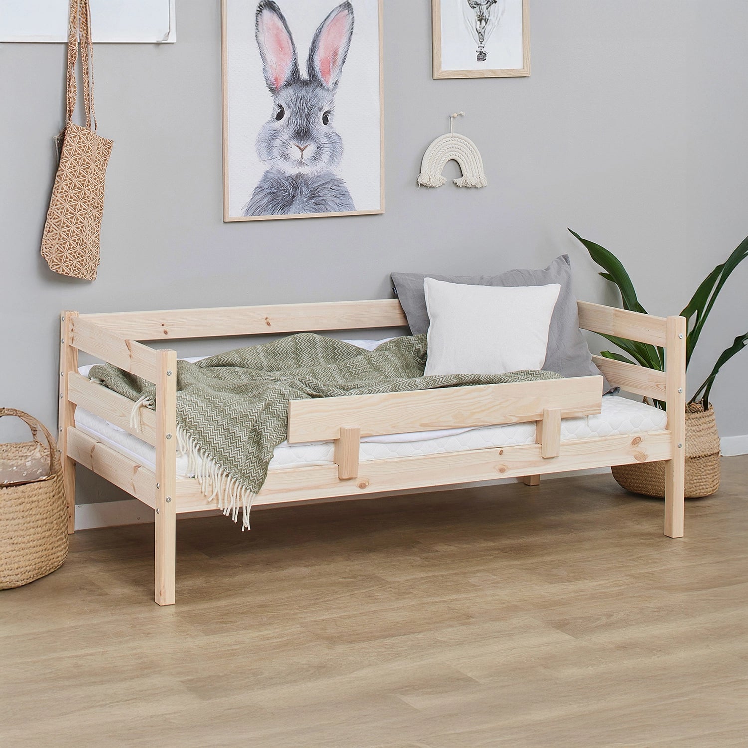 hoppekids eco shorty daybed with safety rail in natural