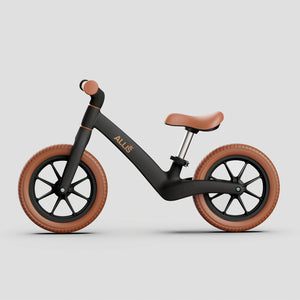 The Lumi balance bike has a 360° handlebar for easy manoeuvring.