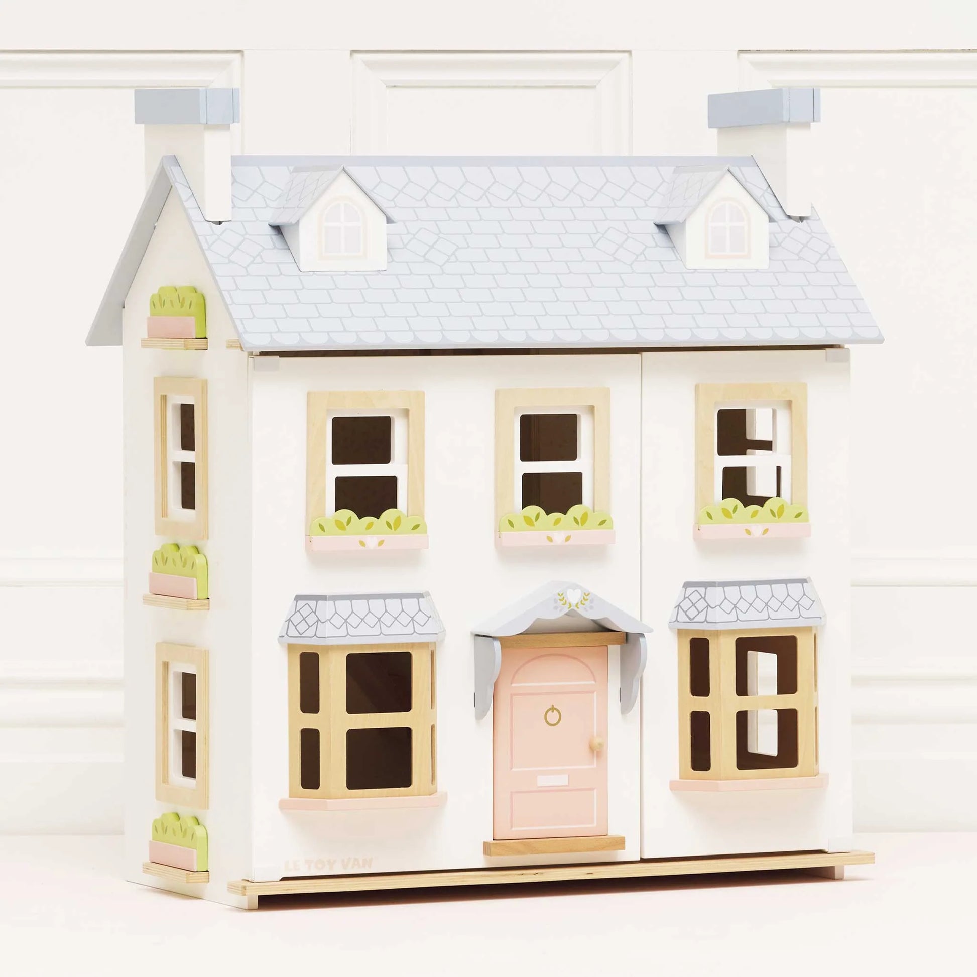 Le toy van wooden dolls house mayberry manor is perfect for kids.