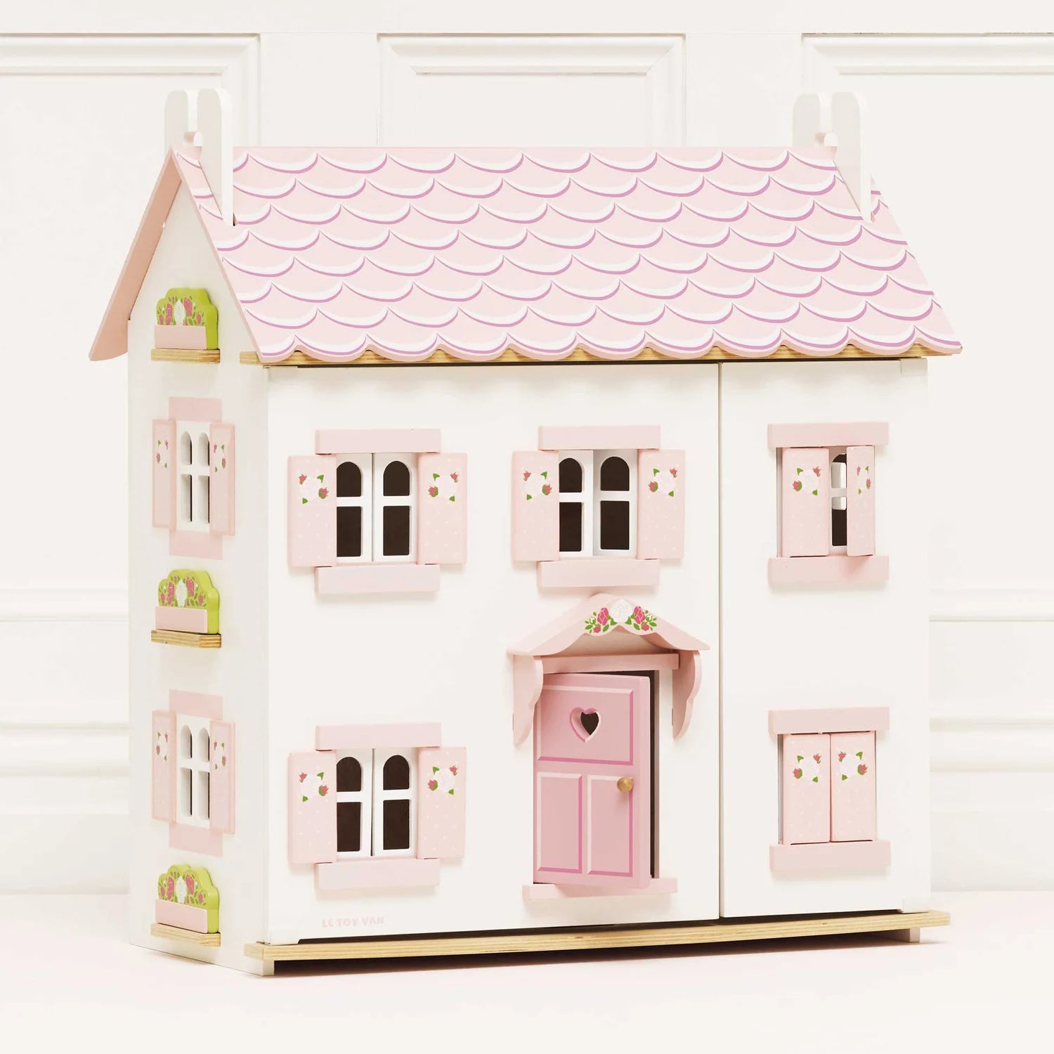 This dollhouse inspires imaginative play and refines coordination skills.