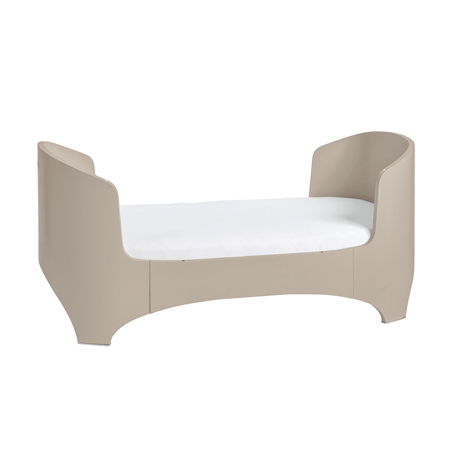 Long-lasting convertible oval crib for baby and toddler.