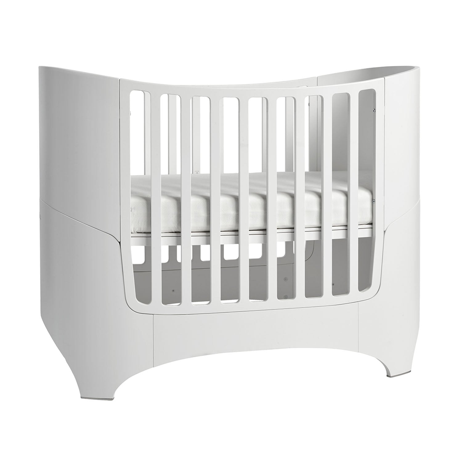 Leander Classic crib with airy, breathable mattress setup.
