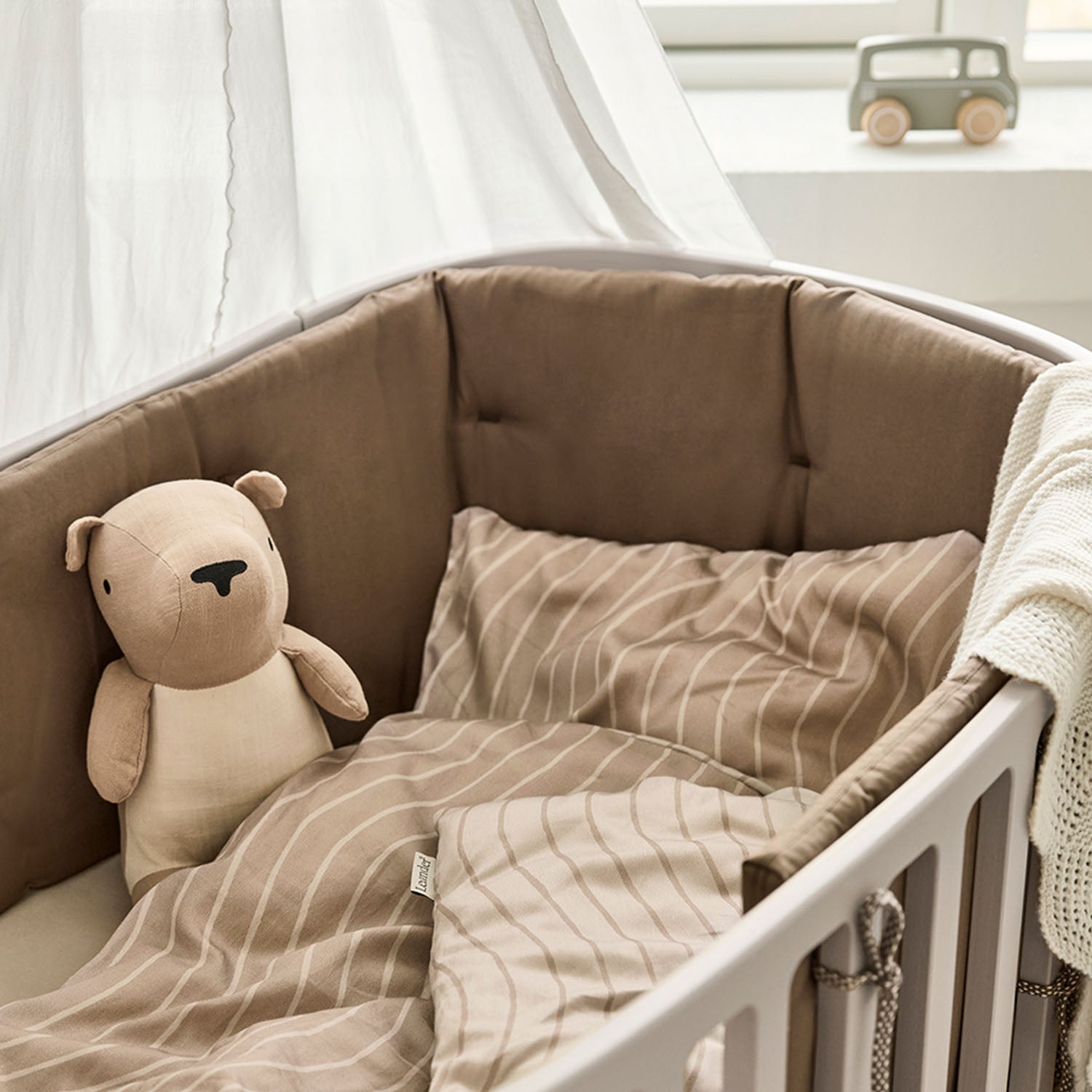 Long-lasting convertible oval crib for baby and toddler.