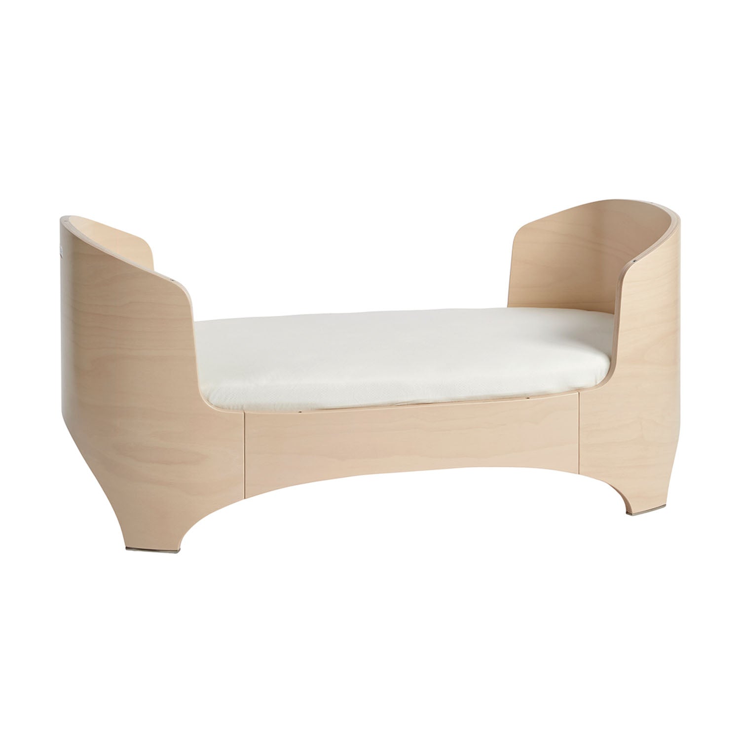 Child-friendly open side on Leander Classic baby bed.