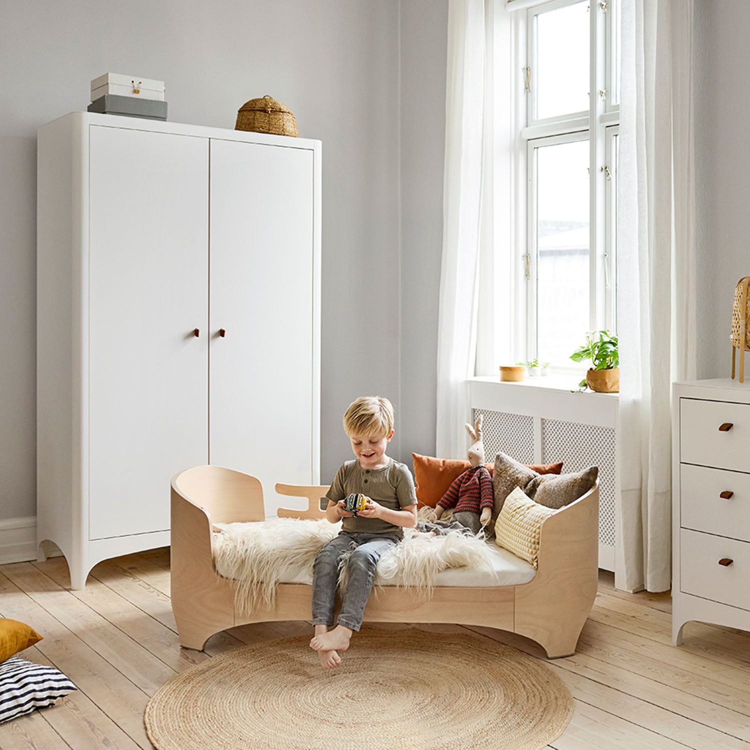 Minimalist child’s room with Leander junior bed setup.