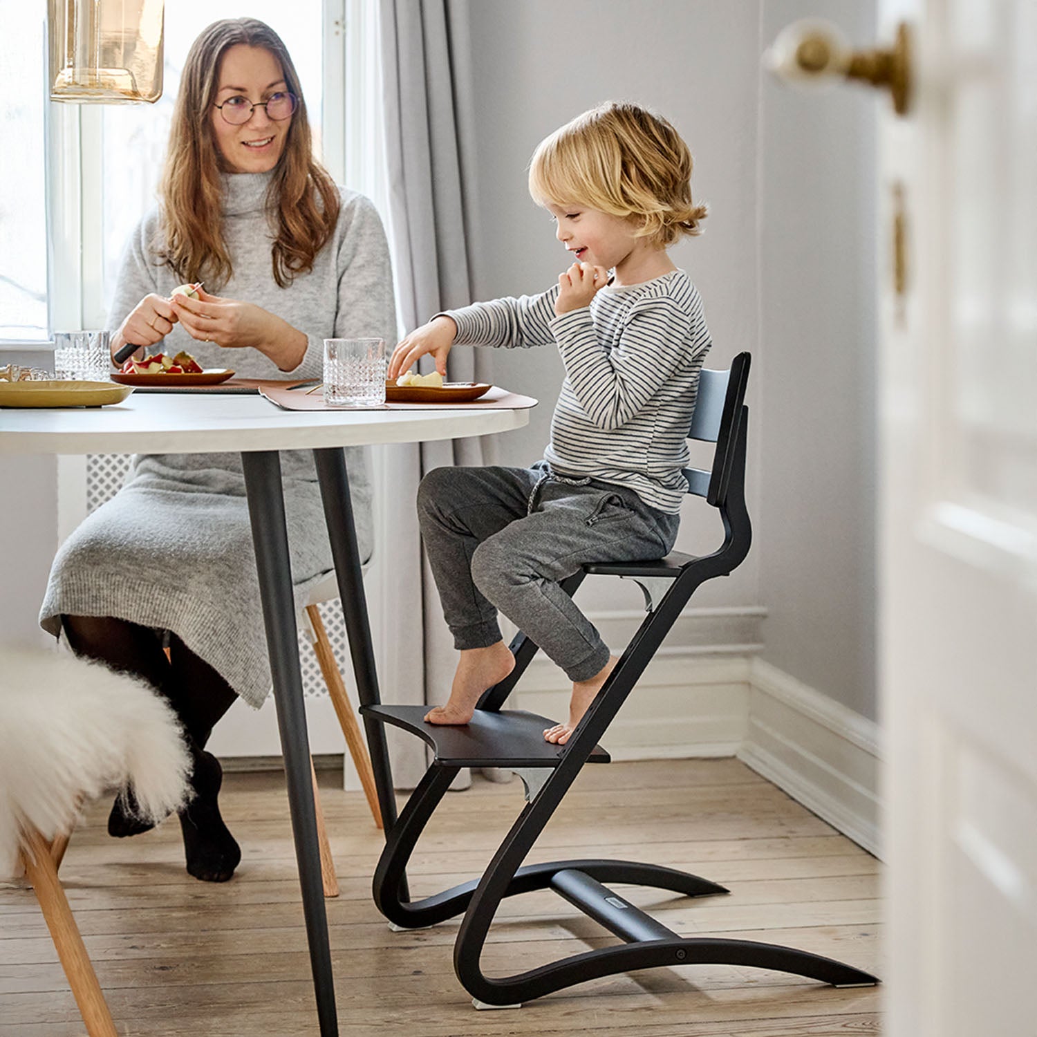 A child sitting calmly thanks to the springy frame.