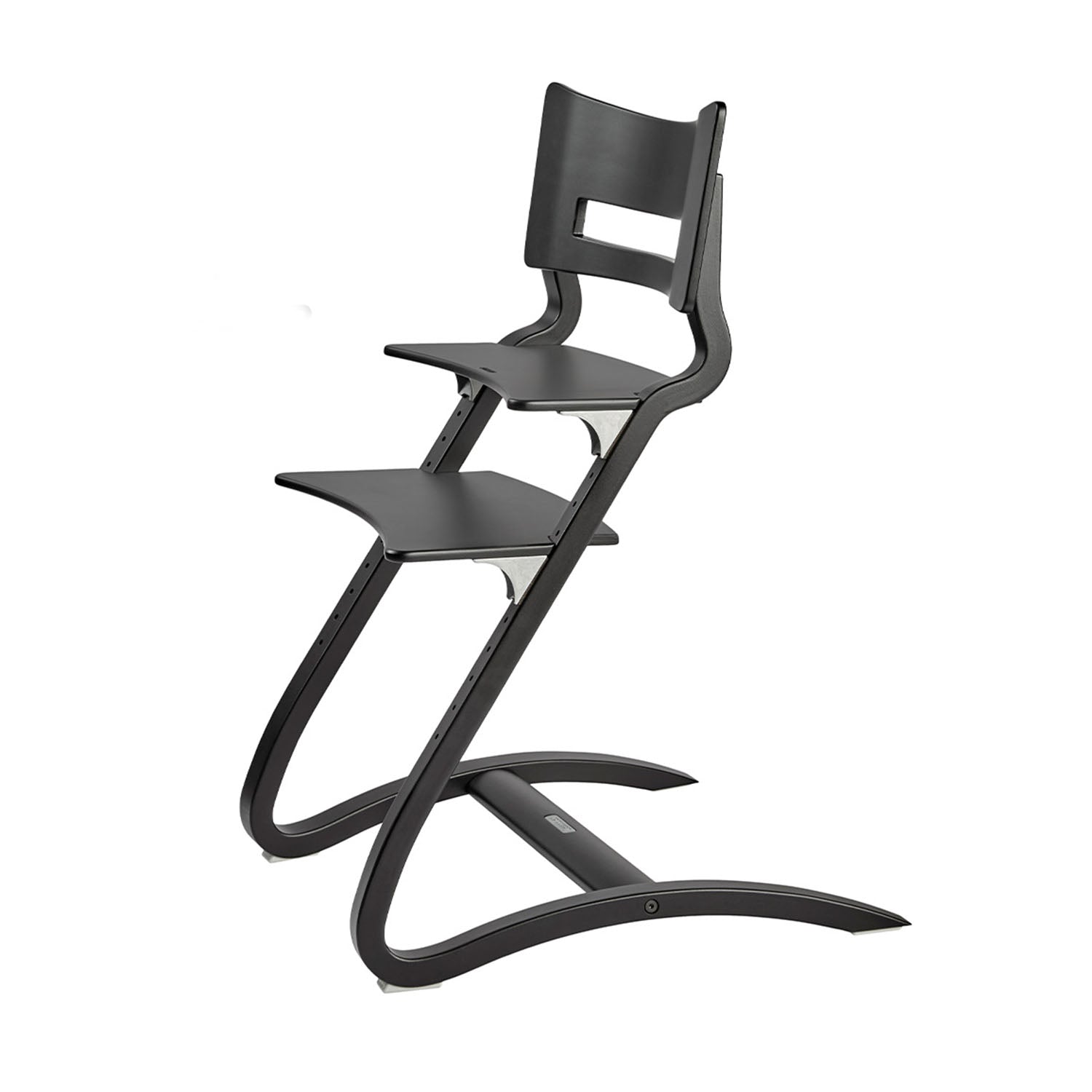 Slightly curved legs of the Leander highchair showing anti-tip stability in black colour.