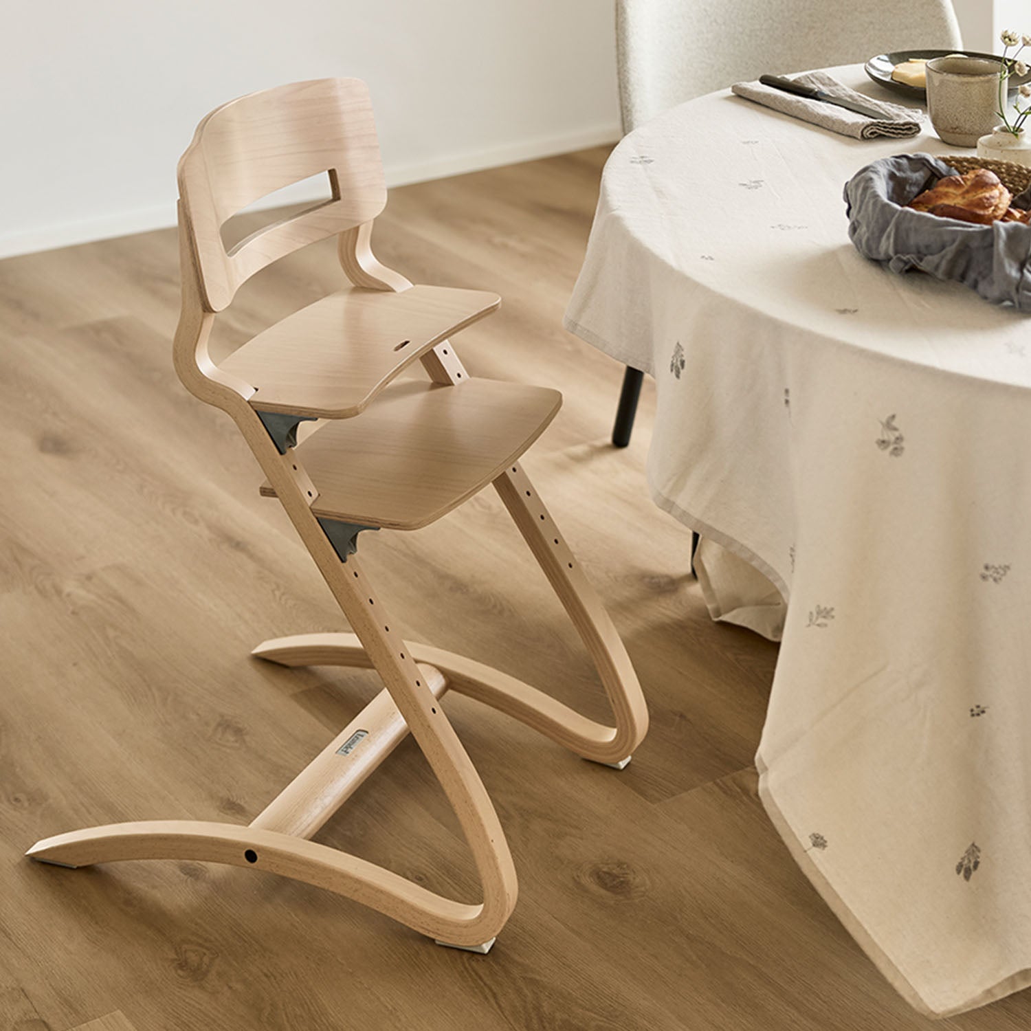 Louie highchair adjustable seat and footrest