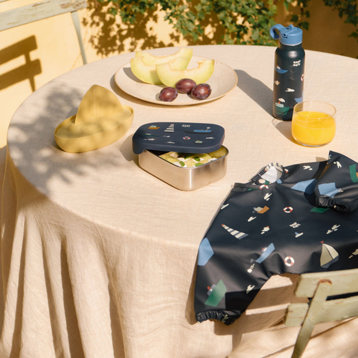 Stainless steel food container for kids, perfect for school backpacks.