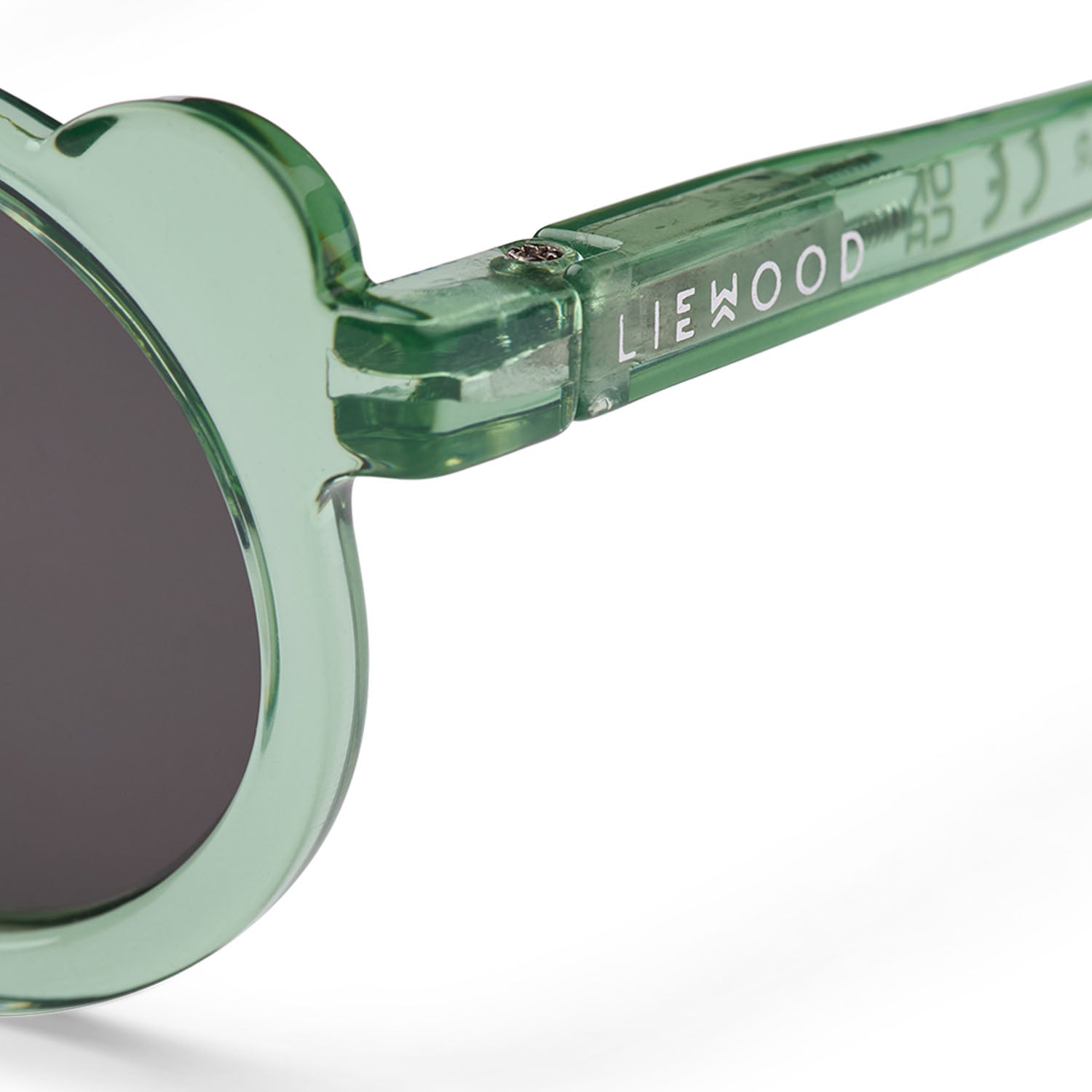 Showing liewood logo in the darla sunglass.