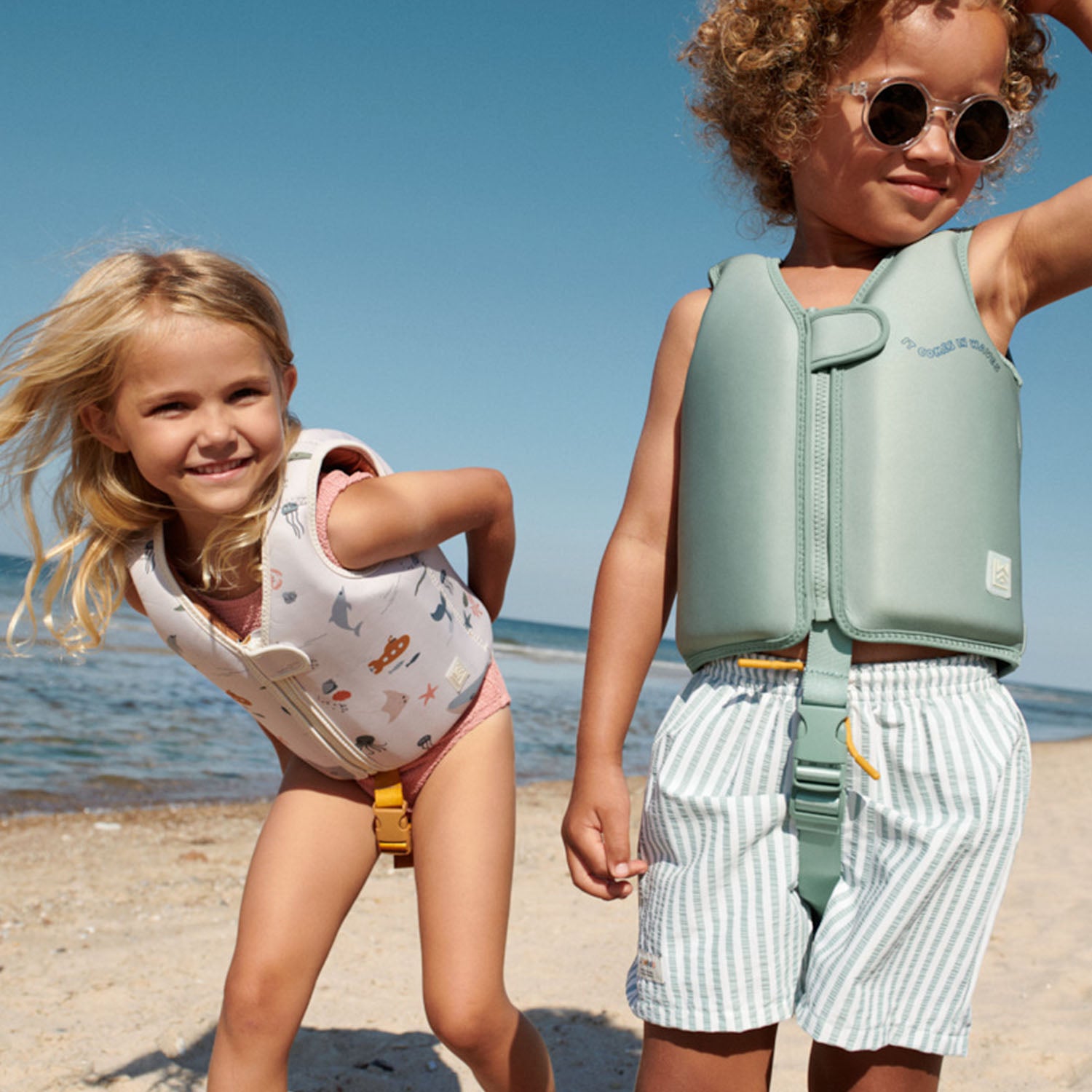 A girl is wear the liwood dove swim vest in the beach.