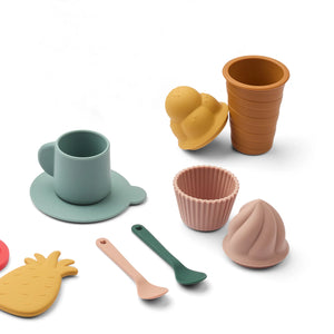 Liewood picnic set includes 2 cupcakes, 2 ice cream, 3 types of food, 2 tea cups with saucers and teaspoons, a teapot and a sugar jar.