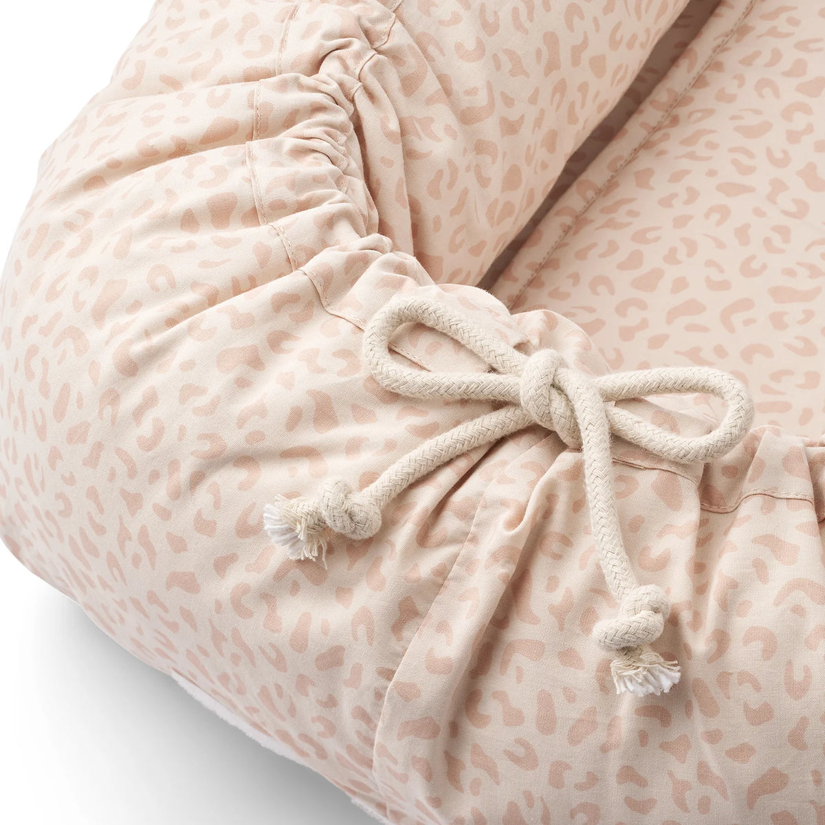 Close-up corner detail of Liewood Gro Baby Lift showing fabric ties and finish