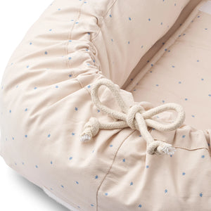 Side view of Liewood Gro Baby Lift showing raised protective sides and cocoon shape