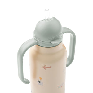 Angled side and top view of Liewood Kimmie water bottle, highlighting the light green lid, closed spout, and curved side handles.