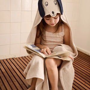 Child enjoying the Liewood Waylon bath book during bath time