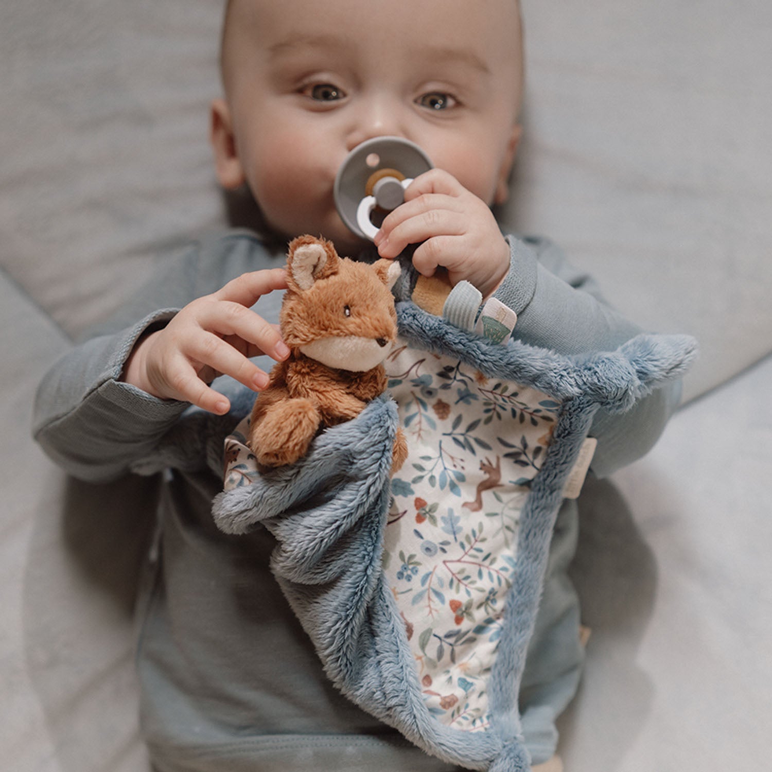 Baby comfort toy with touchable knots and tags