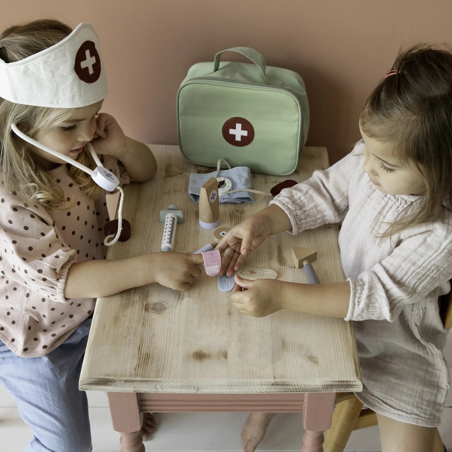 Toddlers are playing with the little Dutch doctor's bag.