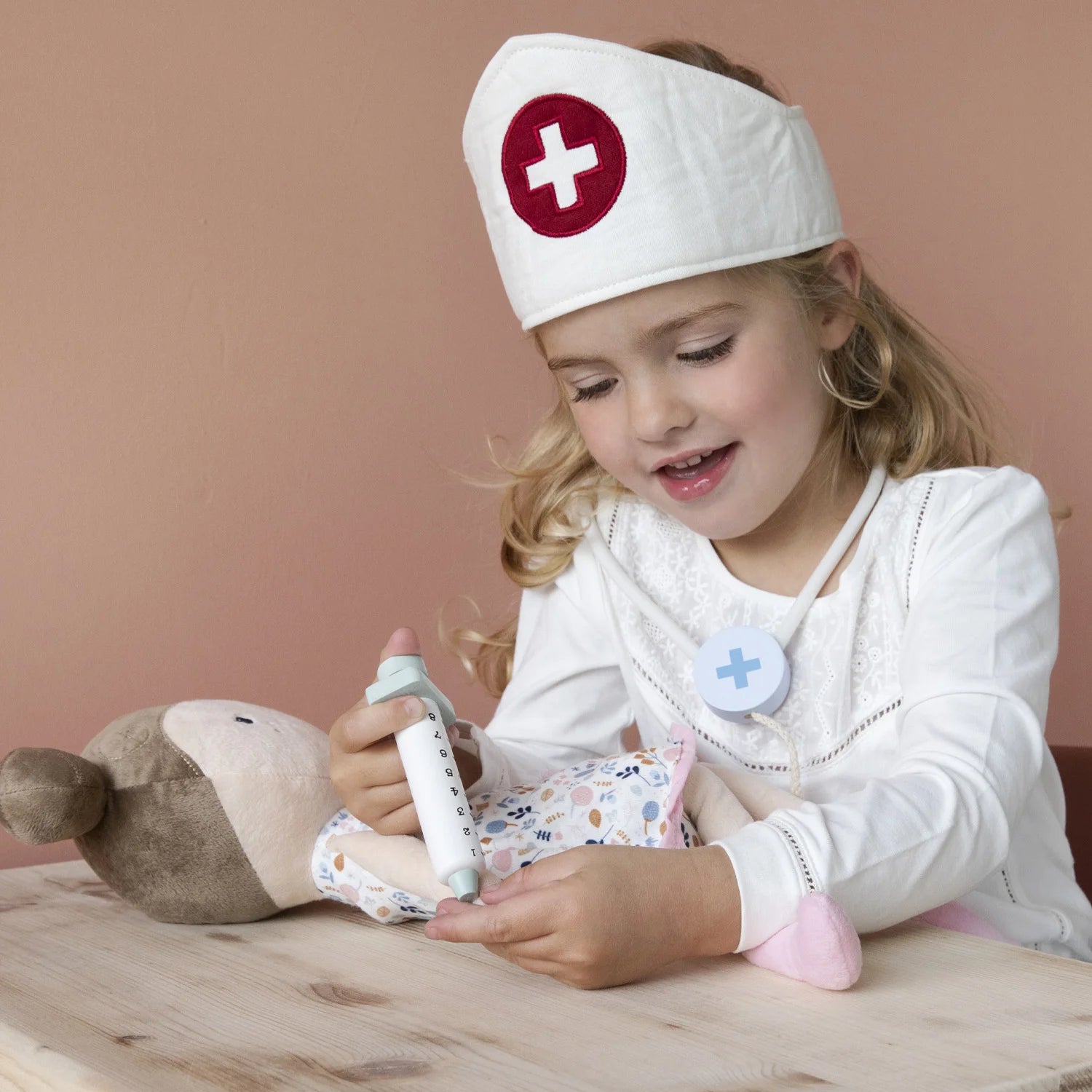 This little dutch 1x doctor's bag, 4x patches, 1x thermometer, 1x syringe, 1x ointment tube, 1x stethoscope, 1x reflex hammer, 1x sphygmomanometer, 1x otoscope, and 1x doctor's cap.