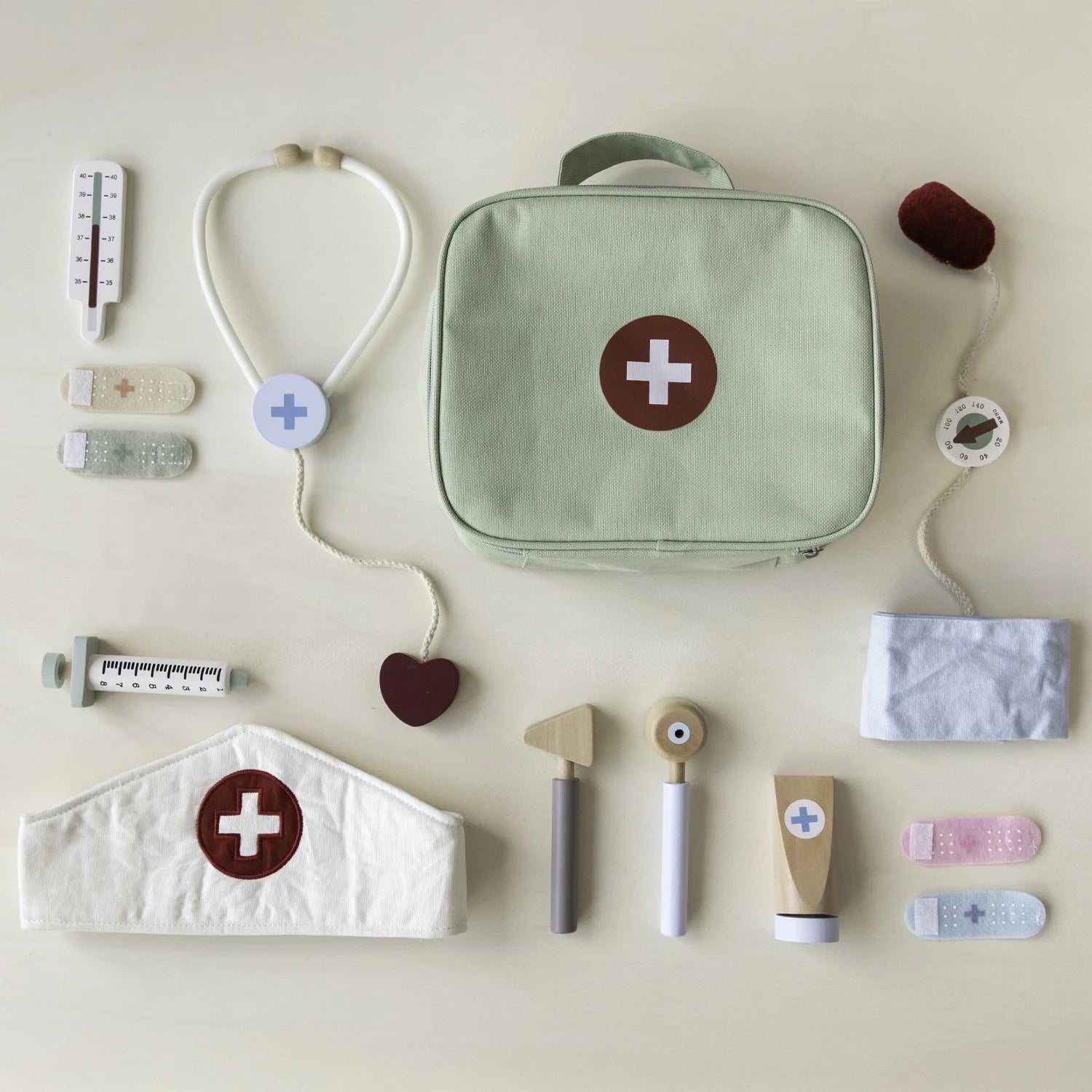 This little dutch inlude 1x doctor's bag, 4x patches, 1x thermometer, 1x syringe, 1x ointment tube, 1x stethoscope, 1x reflex hammer, 1x sphygmomanometer, 1x otoscope, and 1x doctor's cap.