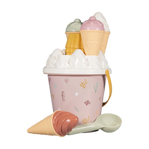 Imaginative play with Little Dutch ice cream and cupcake toy set.