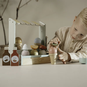 A boy is playing with Little Dutch ice cream shop