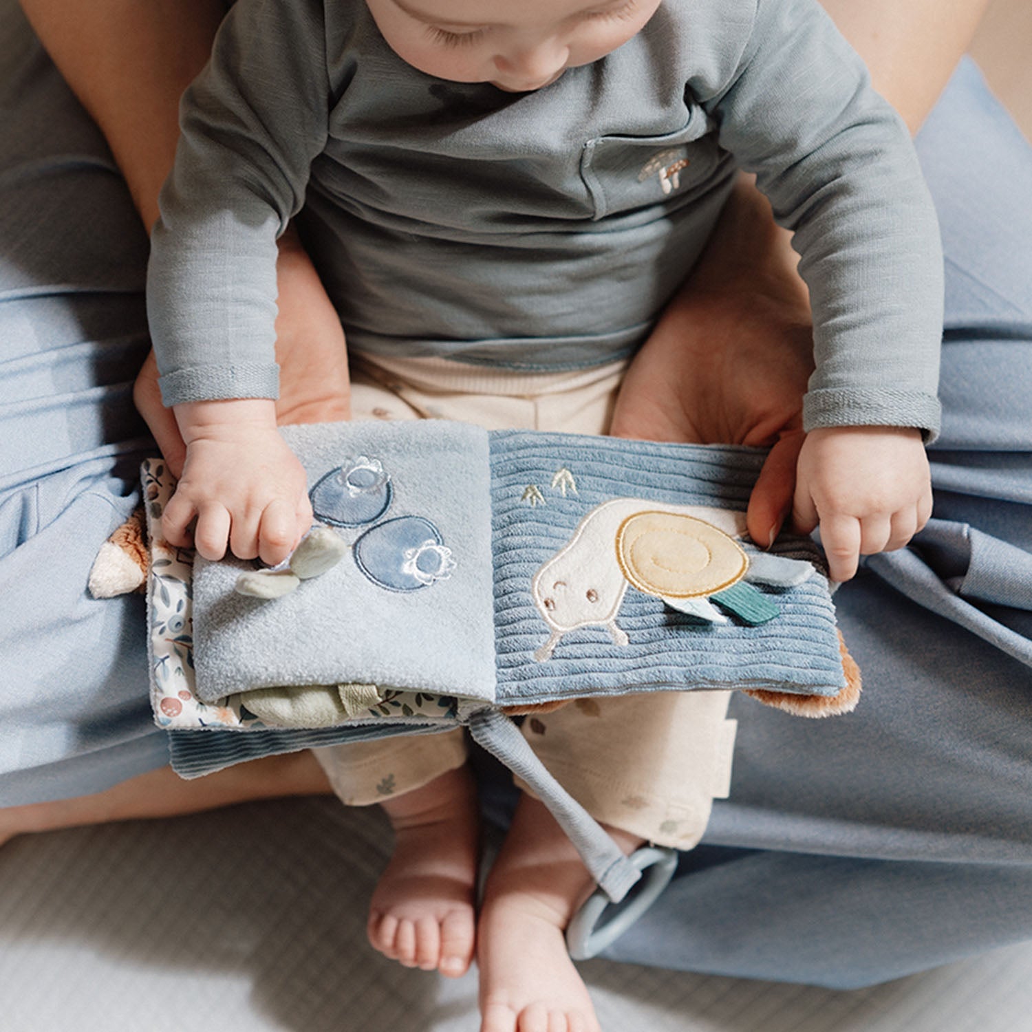 Lightweight stroller activity toy suitable for infants and newborns.