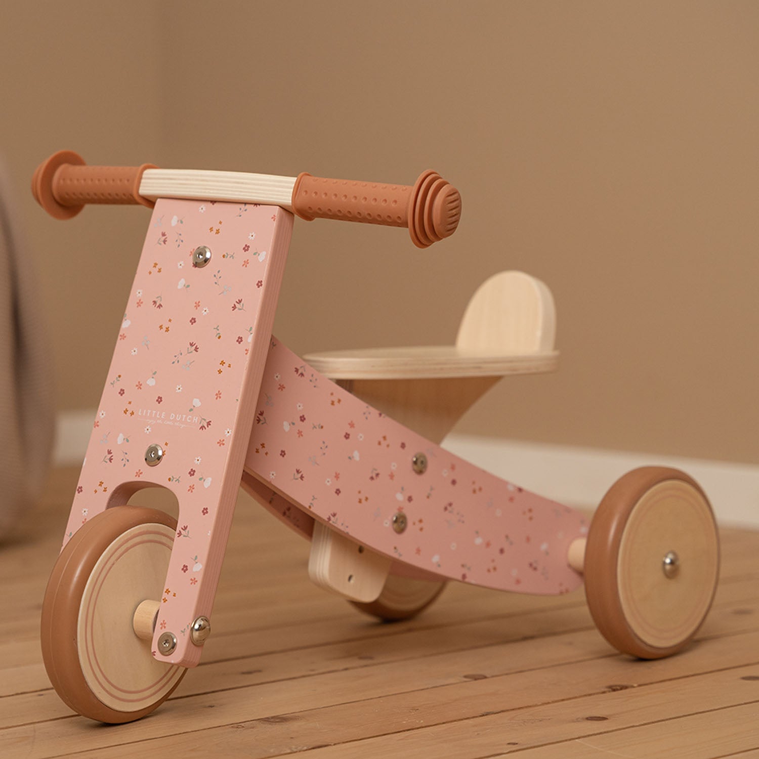 Easy-grip handlebars for small hands on toddler trike.