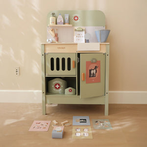 Wooden veterinary clinic with plenty of space for accessories.