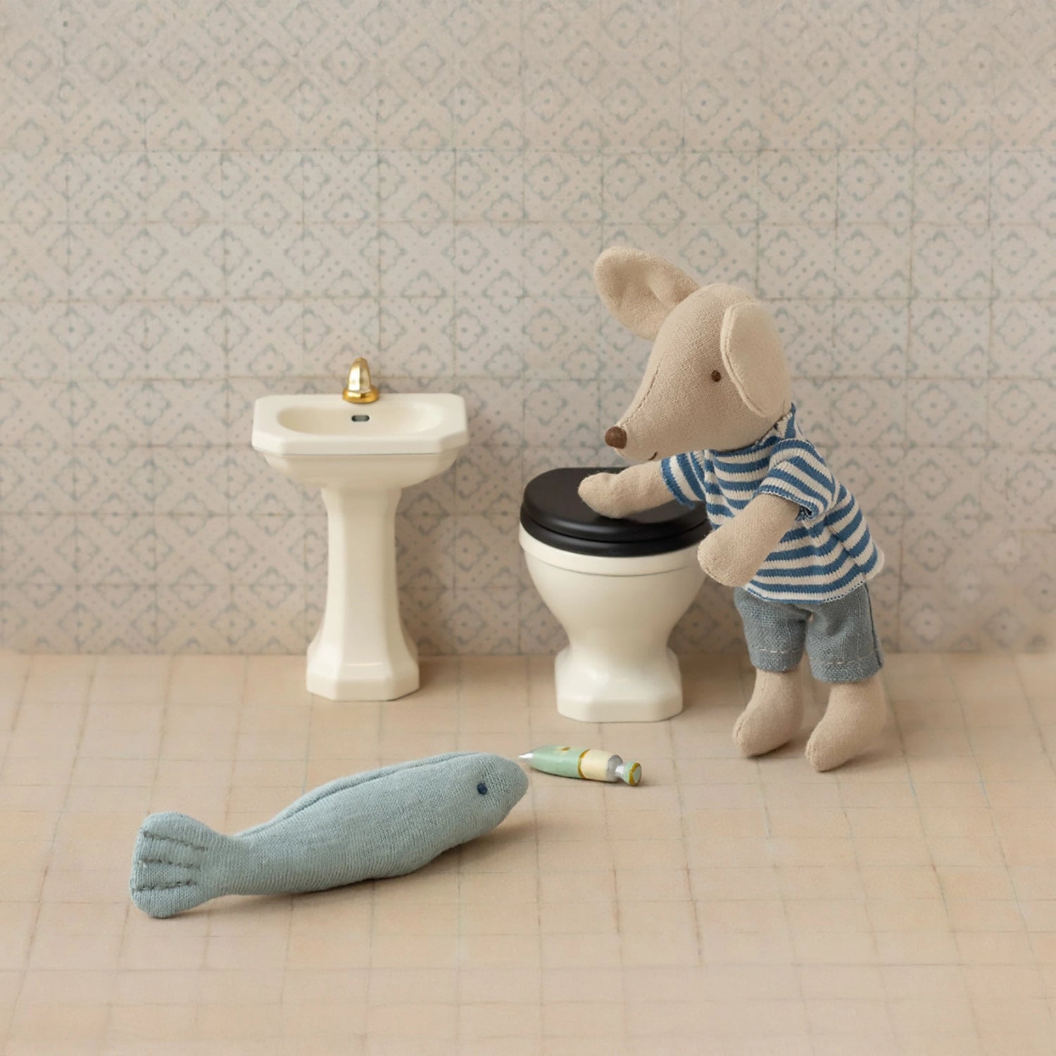 Tiny sink for little sister and brother mice.