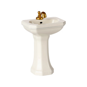 Small, lightweight, and easy-to-clean toy sink.