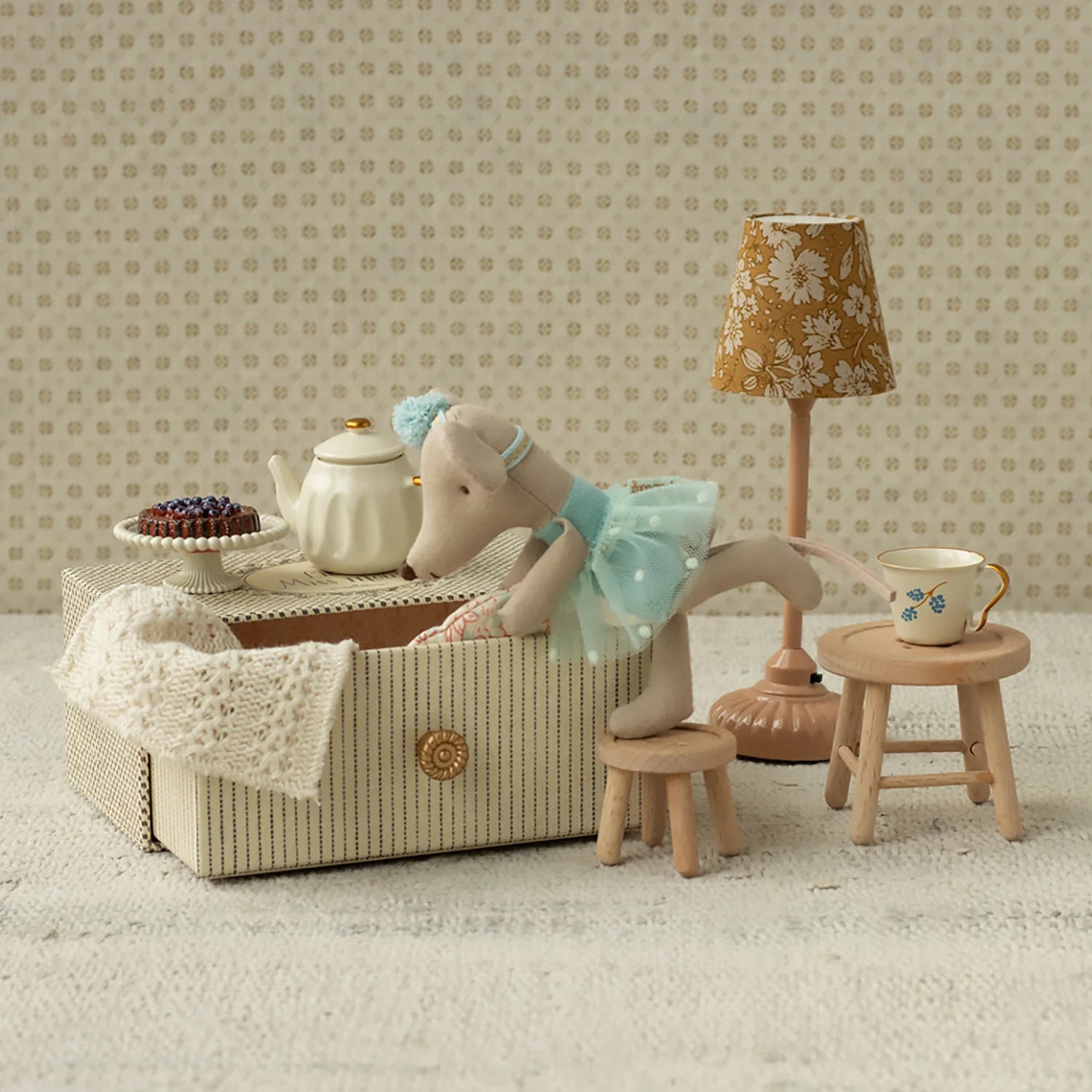 Maileg dance mouse in daybed little sister is preparing her bed.