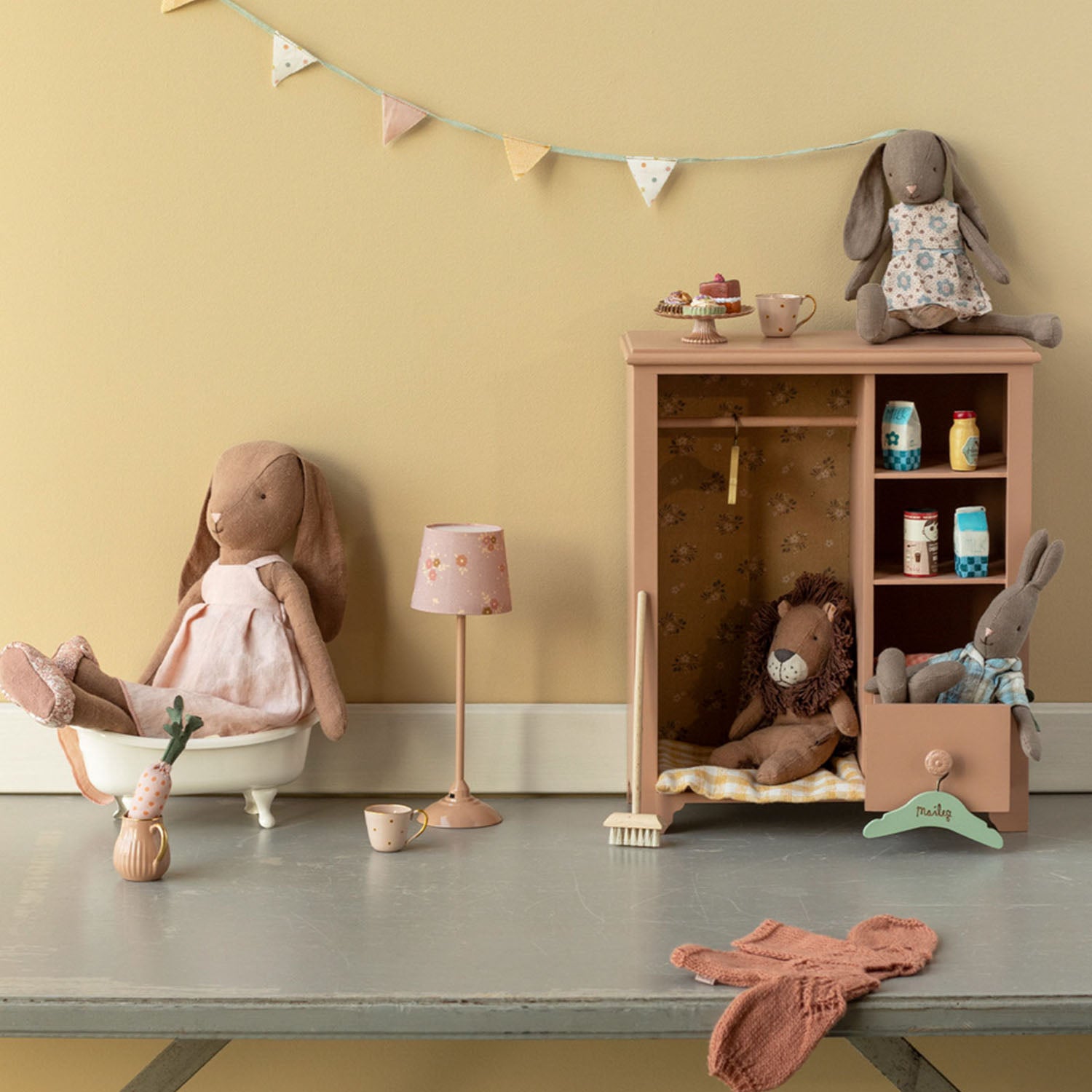 Maileg floor lamp is easy to turn off and on.