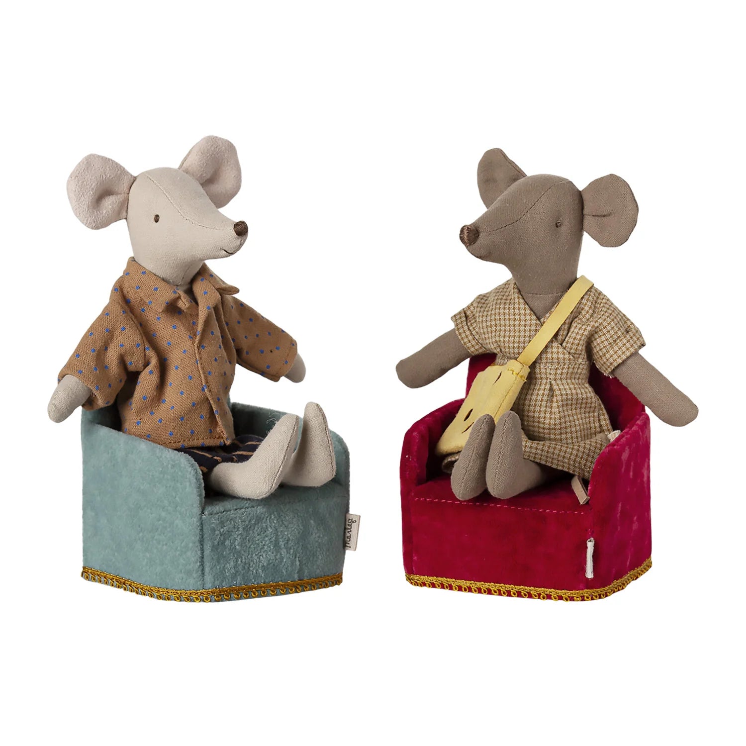 Polyester foldable dollhouse chair for toy mice.