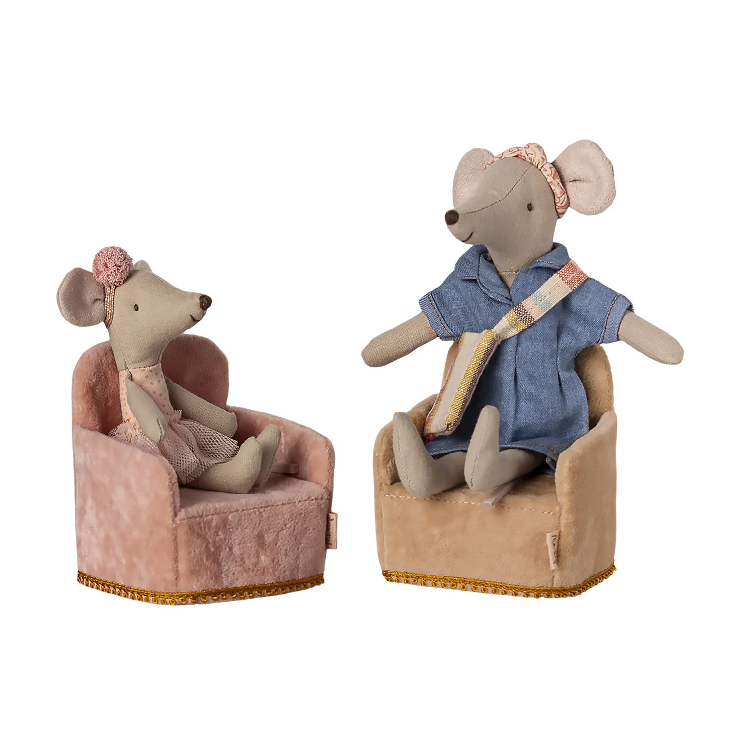 Compact foldable chair for Maileg mouse playsets.