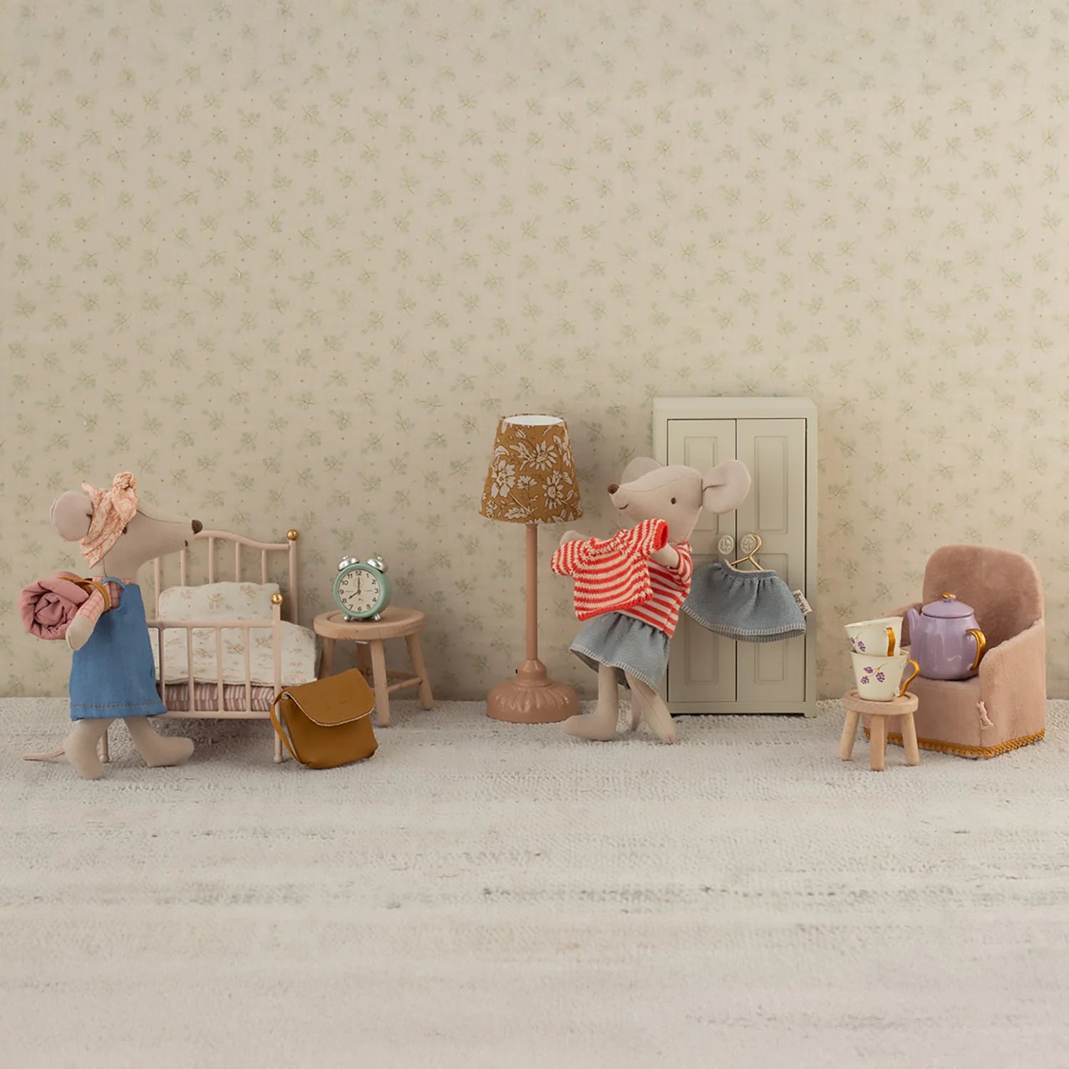 Dollhouse furniture accessory for 3 years and up.